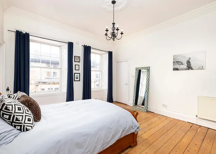 Chic Edinburgh West End 2-Bedroom Apartment In City Centre